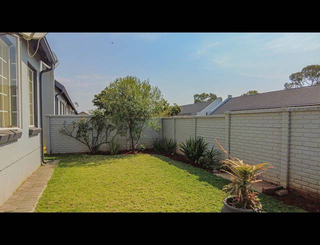 2 BEDROOM TOWNHOUSE FOR SALE IN MAGALIESBERG COUNTRY ESTATE